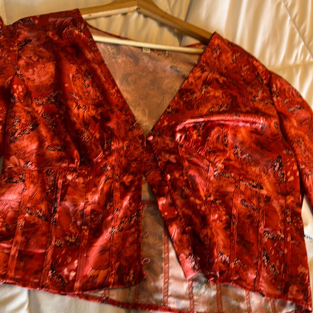 Guess Erika flutter peonies top NWT